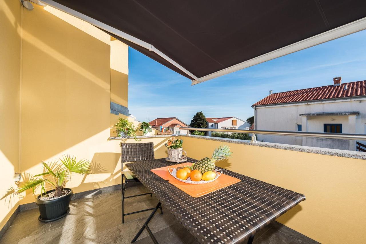 Apartments Yellow Novalja Exterior photo