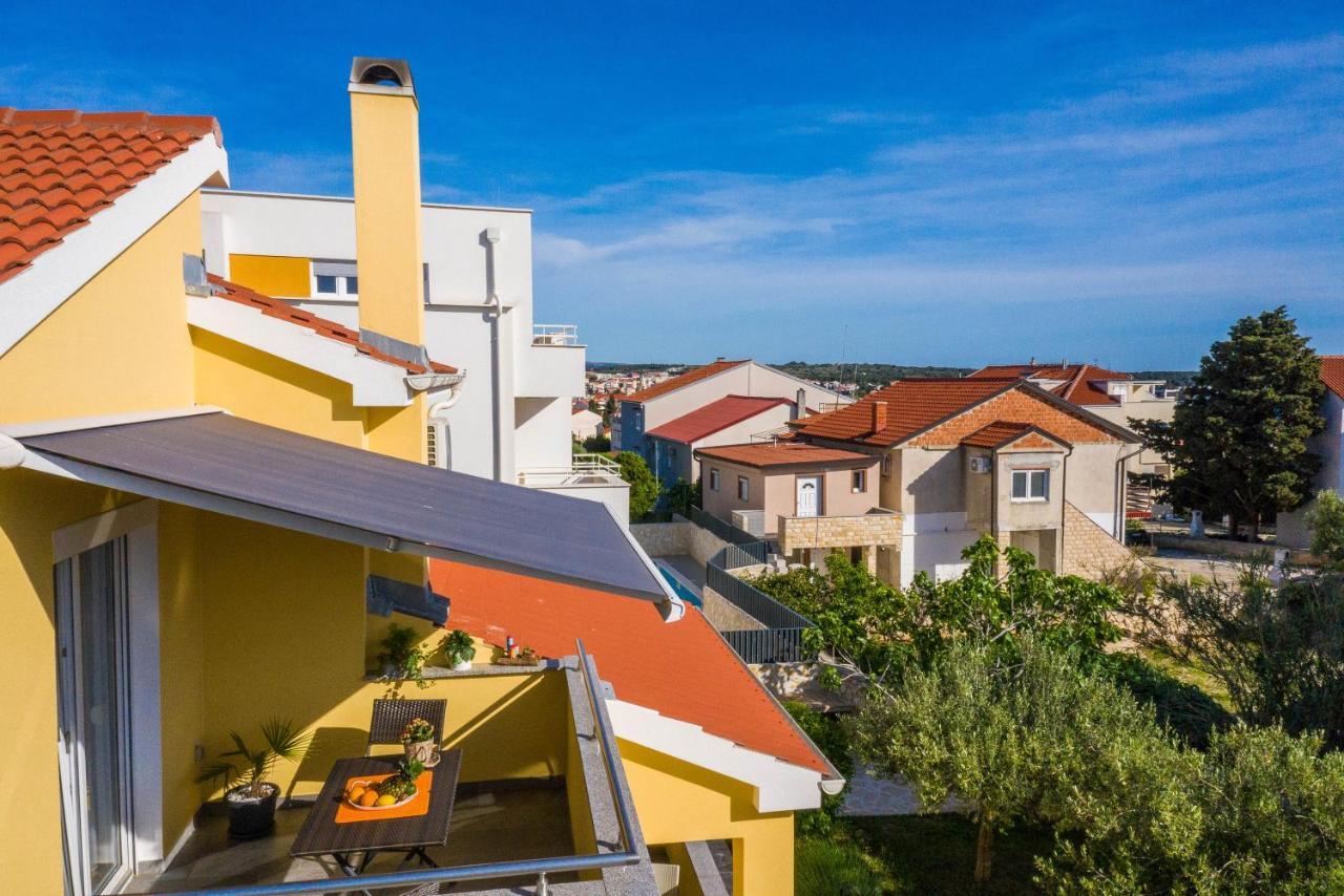 Apartments Yellow Novalja Exterior photo